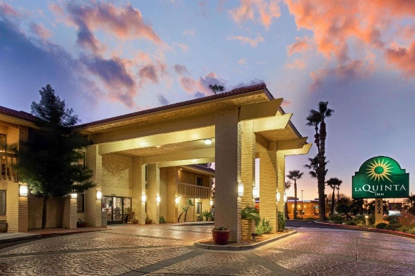 La Quinta Inn & Suites by Wyndham Tucson East image 2