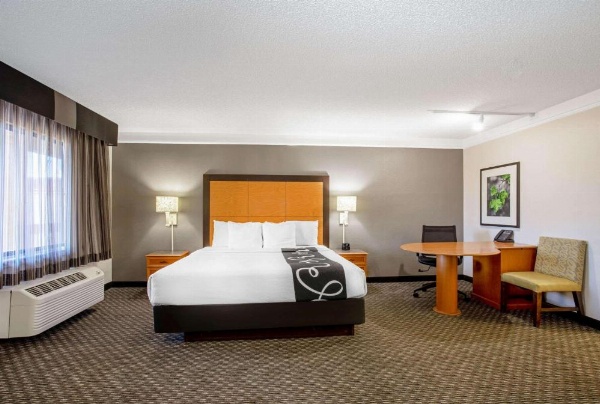 La Quinta Inn & Suites by Wyndham Tucson East image 21