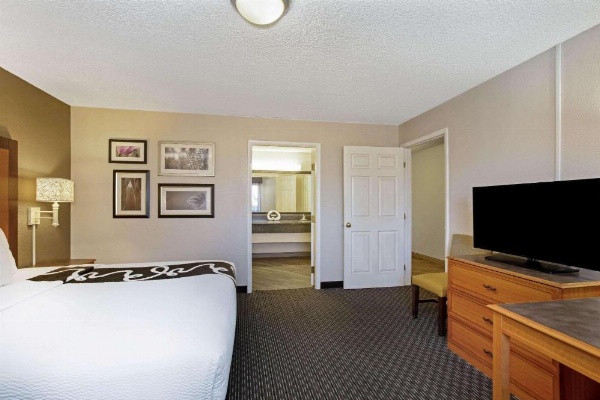La Quinta Inn & Suites by Wyndham Tucson East image 25