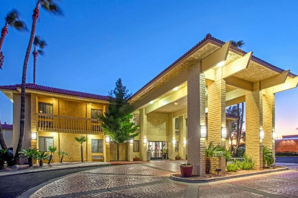 La Quinta Inn & Suites by Wyndham Tucson East image 3